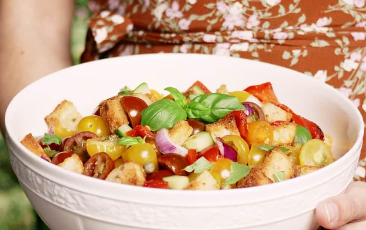 Tomatsallad med krutonger & rödlök - Levain - Recept | Pågen